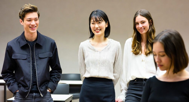 Séjours linguistiques Tokyo Chiyoda avec LISA! – cours de japonais, leçons et apprentissage avec enseignante Adultes en classe à Tokyo lors d’un séjour linguistique LISA! apprennent le japonais avec leur enseignante
