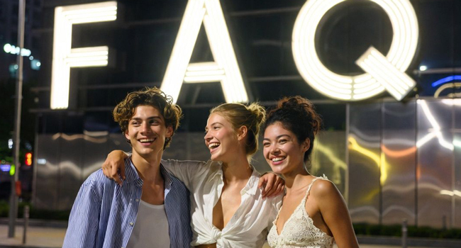 Séjours linguistiques Séoul Hongdae avec LISA! – vie nocturne, jeunes et expériences inoubliables Jeunes adultes devant une enseigne lumineuse FAQ à Séoul la nuit lors d’un séjour linguistique LISA! profitent de la vie nocturne