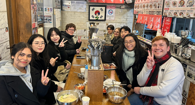 Séjours linguistiques Séoul Hongdae avec LISA! – restaurant, gastronomie et expériences partagées en Corée Adultes mangent ensemble au restaurant à Séoul lors d’un séjour linguistique LISA! profitent de la cuisine coréenne en groupe