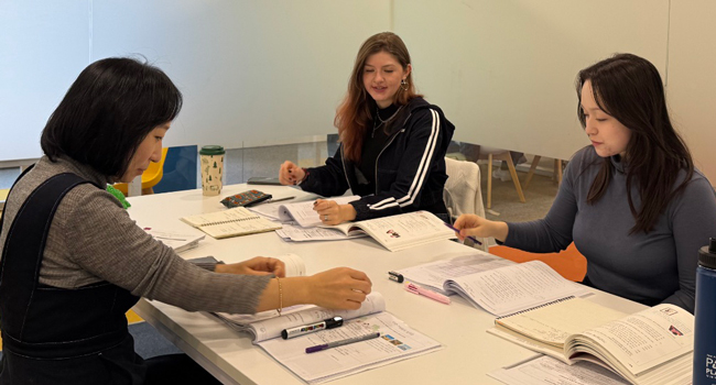 Séjours linguistiques Séoul Hongdae avec LISA! – cours de coréen, étude et apprentissage en groupe Adultes étudient le coréen à Séoul lors d’un séjour linguistique LISA! apprennent ensemble avec livres et supports en classe