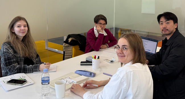 Séjours linguistiques Séoul Hongdae avec LISA! – cours de coréen, leçons et apprentissage en groupe Adultes en cours de coréen à Séoul lors d’un séjour linguistique LISA! apprennent ensemble dans une salle de classe moderne