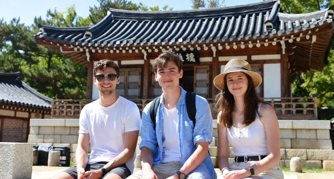 Séjours linguistiques Séoul Hongdae avec LISA! – temples, culture et expériences inoubliables en Corée Adultes visitent un temple traditionnel à Séoul lors d’un séjour linguistique LISA! découvrent la culture et l’histoire coréenne