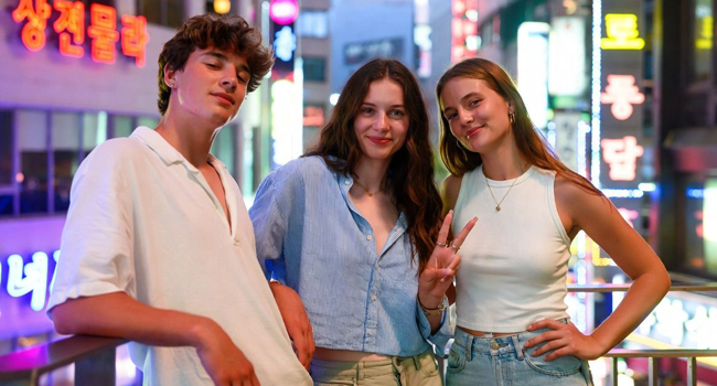 Séjours linguistiques Séoul Hongdae avec LISA! – vie nocturne, jeunes et expériences inoubliables Jeunes adultes à Séoul la nuit lors d’un séjour linguistique LISA! profitent de la vie nocturne animée de Hongdae