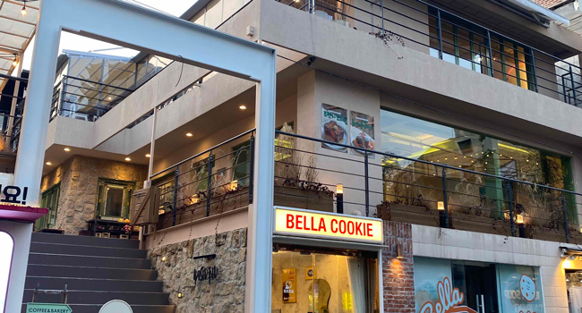 Séjours linguistiques Séoul Hongdae avec LISA! – école moderne et emplacement central École de langues à Séoul Hongdae lors d’un séjour linguistique LISA! montrant un bâtiment moderne et une situation centrale