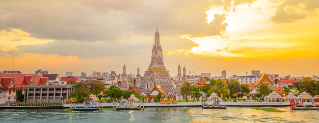 Ambiance du soir au bord du fleuve à Bangkok Temples et maisons le soir au bord du fleuve à Bangkok
