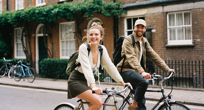 Participants adultes à vélo pendant un séjour linguistique LISA! d’anglais à Londres, Angleterre