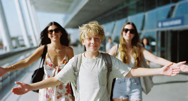 Arrivée garçon à l’aéroport avec sa famille Arrivée garçon à l’aéroport de Bangkok avec sa famille