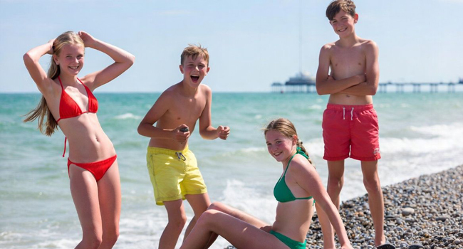 Séjours linguistiques pour étudiants en Angleterre Brighton avec LISA! – plaisir et loisirs à la plage Étudiants sur la plage de Brighton s’amusant lors d’un séjour linguistique LISA! pour étudiants en Angleterre