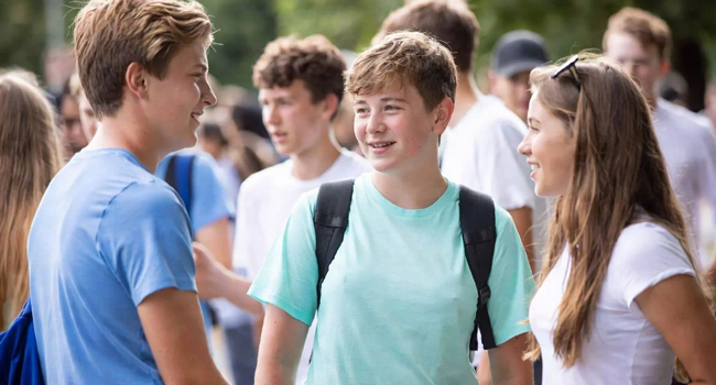 Groupe d’étudiants à Bournemouth Park Angleterre lors d’un séjour linguistique LISA! discutent ensemble en extérieur