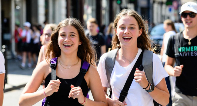 Séjours linguistiques à Exmouth avec LISA! – sécurité, encadrement et découvertes en ville Étudiantes à Exmouth lors d’un séjour linguistique LISA! marchent en ville et profitent de la sécurité et de l’encadrement
