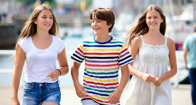 Séjours linguistiques à Portsmouth avec LISA! – cours, apprentissage en groupe et échanges Étudiants en cours d’anglais à Portsmouth lors d’un séjour linguistique LISA! apprennent ensemble et échangent