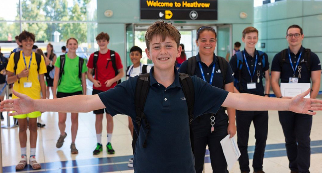 Séjours linguistiques en Angleterre avec LISA! – arrivée, encadrement et début de l’aventure Groupe d’étudiants à l’aéroport en Angleterre à l’arrivée lors d’un séjour linguistique LISA! enthousiastes pour leur séjour