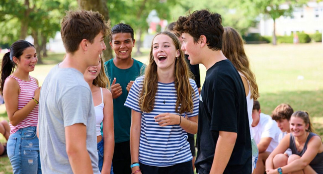 Séjours linguistiques en Angleterre Bournemouth avec LISA! – groupe d’étudiants, encadrement et nouvelles amitiés Groupe d’étudiants à Bournemouth Angleterre lors d’un séjour linguistique LISA! dans le parc échangeant ensemble