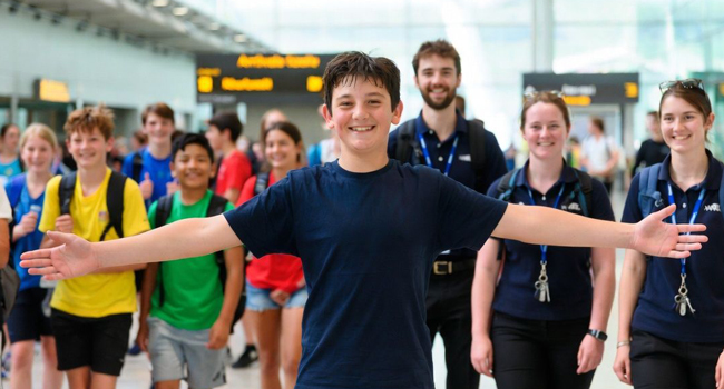 Groupe d’étudiants à l’aéroport en Angleterre à l’arrivée lors d’un séjour linguistique LISA! enthousiastes pour leur séjour
