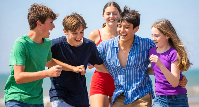 Groupe d’étudiants sur la plage à Bournemouth Park Angleterre lors d’un séjour linguistique LISA! s’amusent ensemble au bord de la mer