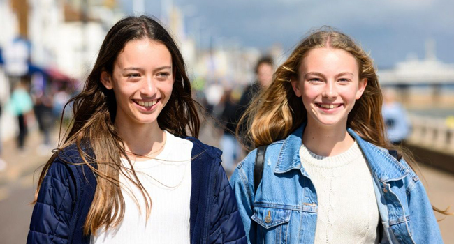  Deux étudiantes sur la promenade à Bournemouth Park Angleterre lors d’un séjour linguistique LISA! se promènent au bord de la mer