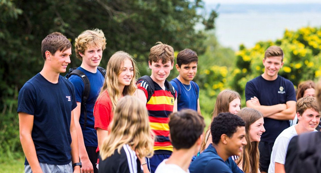 Groupe d’étudiants à Bournemouth Park Angleterre lors d’un séjour linguistique LISA! se réunissent en extérieur avec encadrement