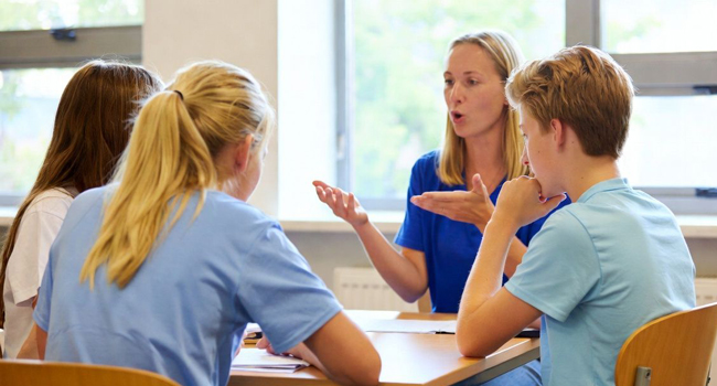 Séjours linguistiques en Angleterre Bournemouth avec LISA! – cours de langue, enseignement et réussite Cours d’anglais pour étudiants à Bournemouth Angleterre avec enseignante lors d’un séjour linguistique LISA!