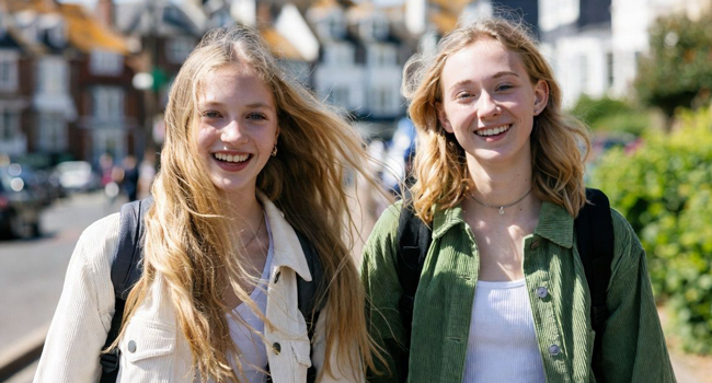 Séjours linguistiques en Angleterre Bournemouth avec LISA! – vie urbaine, loisirs et nouvelles amitiés Deux étudiantes à Bournemouth Angleterre lors d’un séjour linguistique LISA! se promènent en ville