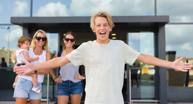 Arrivée pour un séjour linguistique pour étudiants en Angleterre Brighton avec LISA! – étudiant retrouve sa famille Étudiant arrivant à l’aéroport enthousiaste pour un séjour linguistique LISA! pour étudiants en Angleterre Brighton