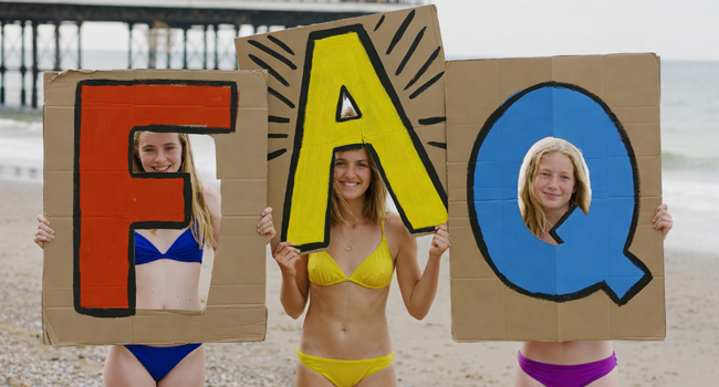 FAQ sur les séjours linguistiques pour étudiants en Angleterre Brighton avec LISA! – étudiantes avec lettres au bord de la mer Trois étudiantes sur la plage de Brighton tiennent de grandes lettres FAQ lors d’un séjour linguistique LISA! pour étudiants en Angleterre