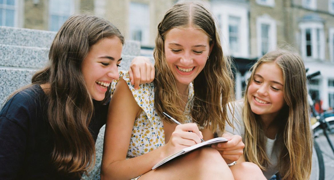 Séjours linguistiques pour étudiants en Angleterre Brighton avec LISA! – apprendre ensemble et se faire des amis Trois étudiantes apprenant ensemble lors d’un séjour linguistique LISA! pour étudiants en Angleterre Brighton en ville