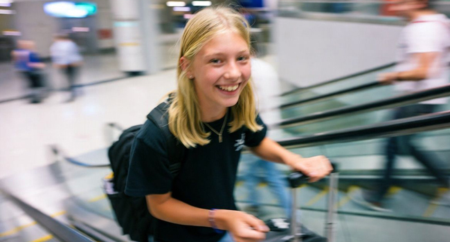 Arrivée pour un séjour linguistique pour étudiants en Angleterre Brighton avec LISA! – étudiante avec bagage Étudiante avec une valise arrivant pour un séjour linguistique LISA! pour étudiants en Angleterre Brighton à l’aéroport