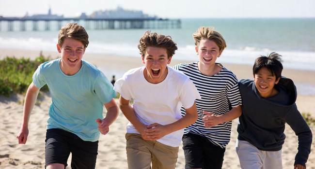 Séjours linguistiques pour étudiants en Angleterre Brighton avec LISA! – étudiants courant sur la plage Quatre étudiants courant sur la plage de Brighton lors d’un séjour linguistique LISA! pour étudiants en Angleterre