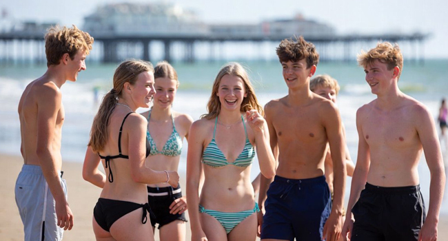 Séjours linguistiques pour étudiants en Angleterre Brighton avec LISA! – loisirs, encadrement et plaisir au bord de la mer Groupe d’étudiants sur la plage de Brighton lors d’un séjour linguistique LISA! pour étudiants en Angleterre