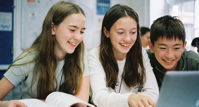 Cours d’anglais à Brighton pour étudiants avec LISA! Trois enfants apprenant l’anglais à l’école de langues LISA! à Brighton