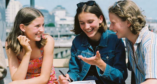 Séjours linguistiques pour étudiants en Angleterre Brighton avec LISA! – apprendre ensemble et échanger des idées Étudiantes apprenant ensemble à Brighton lors d’un séjour linguistique LISA! pour étudiants en Angleterre en ville