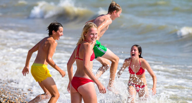 Séjours linguistiques pour étudiants en Angleterre Brighton avec LISA! – plaisir et baignade en mer Étudiants jouant dans la mer lors d’un séjour linguistique LISA! pour étudiants en Angleterre Brighton