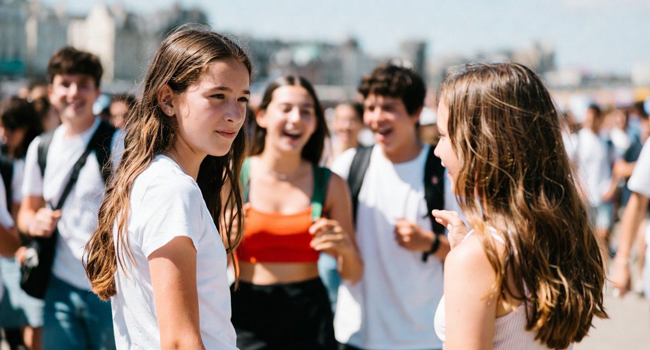 Séjours linguistiques pour étudiants en Angleterre Brighton avec LISA! – étudiants en ville au bord de la mer Étudiants à Brighton lors d’un séjour linguistique LISA! pour étudiants en Angleterre sur le front de mer