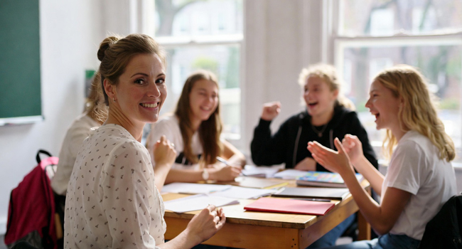 Séjours linguistiques pour étudiants en Angleterre Brighton avec LISA! – cours d’anglais avec enseignant Enseignante avec des étudiants en cours d’anglais lors d’un séjour linguistique LISA! pour étudiants en Angleterre Brighton