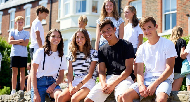 Groupe d’étudiants à Eastbourne Angleterre lors d’un séjour linguistique LISA! devant leur hébergement ensemble