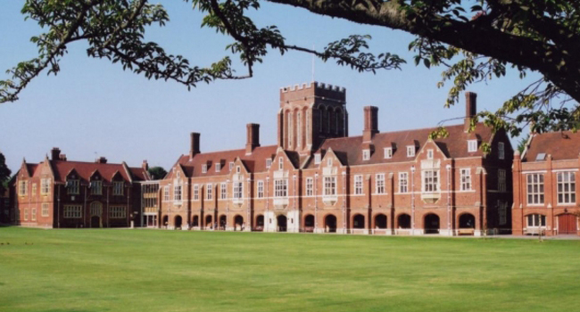 Bâtiment historique de collège à Eastbourne Angleterre avec grande pelouse lors d’un séjour linguistique LISA!