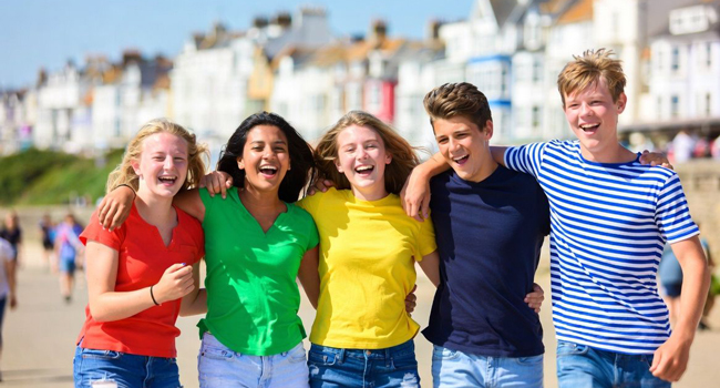 Groupe d’étudiants sur la plage à Eastbourne Angleterre lors d’un séjour linguistique LISA! profitant du temps ensemble au bord de la mer