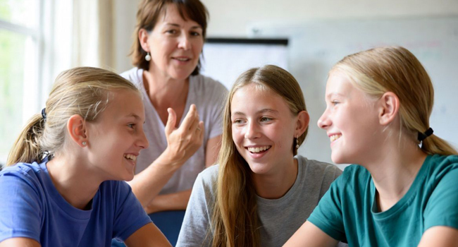 Séjours linguistiques en Angleterre Eastbourne avec LISA! – cours de langue, enseignement et accompagnement personnalisé Cours d’anglais pour étudiantes à Eastbourne Angleterre avec enseignante en classe lors d’un séjour linguistique LISA!