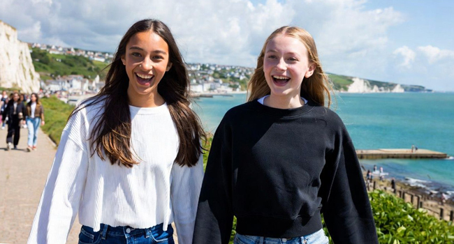 Deux étudiantes à Eastbourne Angleterre lors d’un séjour linguistique LISA! le long de la côte avec vue sur la mer