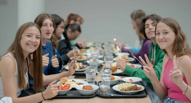 Étudiants à la cafétéria à Eastbourne Angleterre lors d’un séjour linguistique LISA! mangent ensemble dans l’hébergement