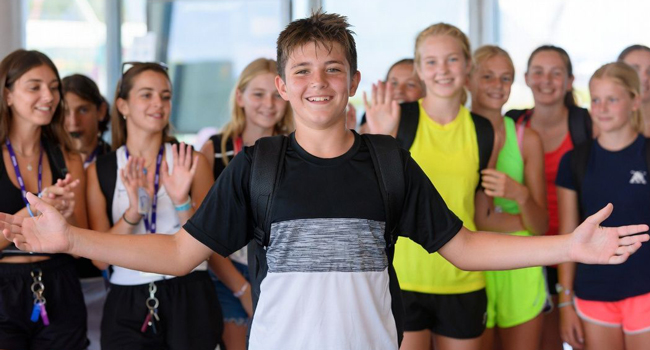 Séjours linguistiques à Exmouth avec LISA! – arrivée, accueil et début de l’aventure Groupe d’étudiants arrivant à Exmouth lors d’un séjour linguistique LISA! enthousiastes de commencer leur séjour