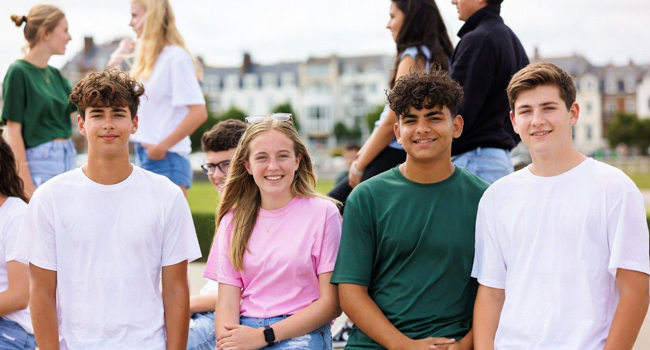 Séjours linguistiques à Exmouth avec LISA! – encadrement, groupe et expériences partagées Groupe d’étudiants à Exmouth lors d’un séjour linguistique LISA! assis ensemble à l’extérieur profitent de l’encadrement et de la vie en groupe