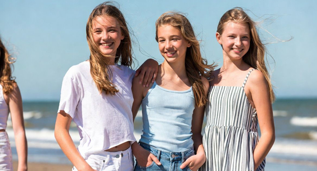 Séjours linguistiques à Exmouth avec LISA! – réservation, plage et expériences inoubliables pour étudiants Étudiantes sur la plage à Exmouth lors d’un séjour linguistique LISA! profitent de la mer, du vent et du temps ensemble