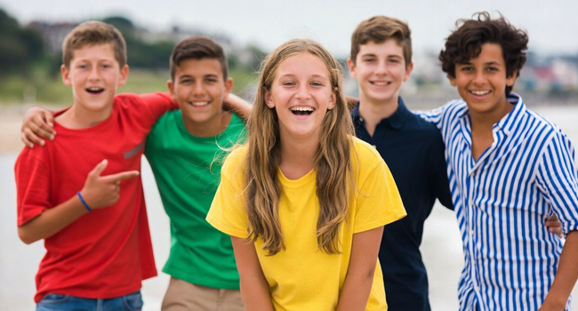 Séjours linguistiques à Exmouth avec LISA! – amitiés, plaisir et expériences inoubliables pour étudiants Groupe d’étudiants à Exmouth lors d’un séjour linguistique LISA! rient ensemble près de la plage et profitent du moment