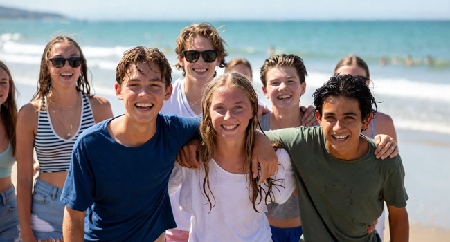 Séjours linguistiques à Exmouth avec LISA! – plage, loisirs et expériences de groupe inoubliables Groupe d’étudiants sur la plage à Exmouth lors d’un séjour linguistique LISA! profitent du temps libre, de la mer et d’expériences communes