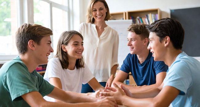 Séjours linguistiques à Exmouth avec LISA! – cours de langue, enseignement et apprentissage en groupe pour étudiants Étudiants en cours d’anglais à Exmouth lors d’un séjour linguistique LISA! apprennent ensemble dans une école de langue