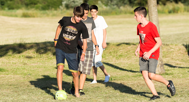 Séjours linguistiques à Exmouth avec LISA! – loisirs, sport et activités variées pour étudiants Étudiants jouant au football à Exmouth lors d’un séjour linguistique LISA! profitent du temps libre et d’activités multisports