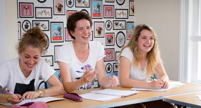 Séjours linguistiques à Exmouth avec LISA! – école de langue, cours et apprentissage efficace pour étudiants Étudiantes en cours d’anglais à Exmouth lors d’un séjour linguistique LISA! apprennent ensemble dans une école de langue