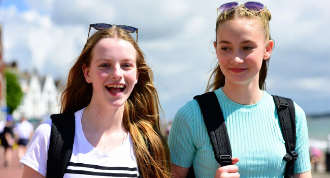 Séjours linguistiques à Exmouth avec LISA! – plage, mer et loisirs pour étudiants Étudiantes à Exmouth lors d’un séjour linguistique LISA! se promènent au bord de la mer et profitent de leur temps libre