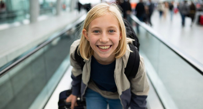 Étudiante avec valise à l’arrivée à Jersey lors d’un séjour linguistique LISA! enthousiaste pour son séjour